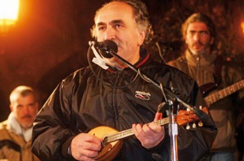 O τσαμπουκάς του Αγάθωνα με... θαμώνα!