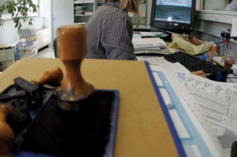 Εφοριακέ, που... ήλεγχες και χρήματα φυγάδευες