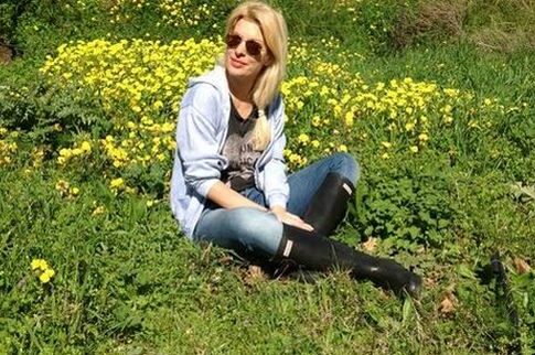 Μύρισε άνοιξη και η Ελένη Μενεγάκη βγήκε βόλτα στους... αγρούς!