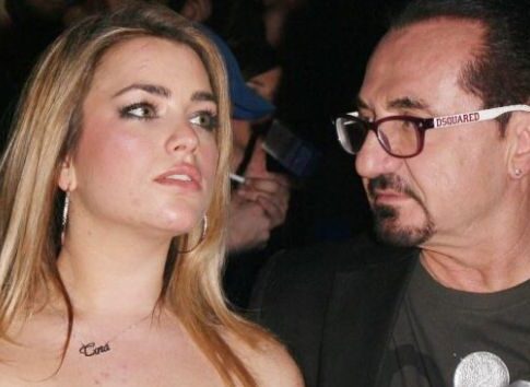 Ο ΛΕ-ΠΑ στην αγκαλιά μιας ξανθιάς αμαζόνας