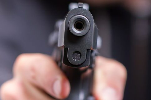 Φόρεσαν χειροπέδες στον killer