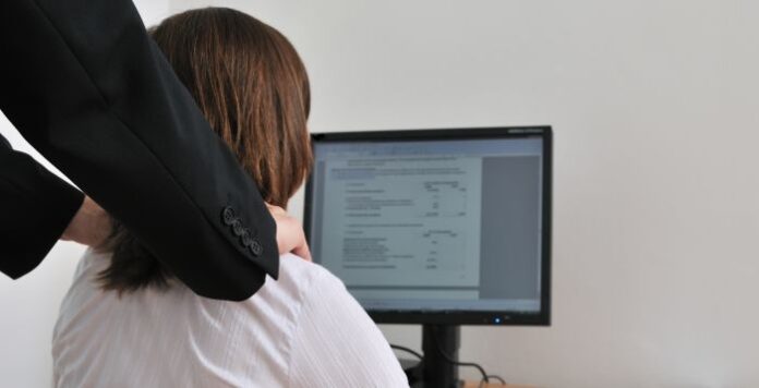 Της ζήτησε στοματικό έρωτα για να βρει δουλειά στο παιδί της