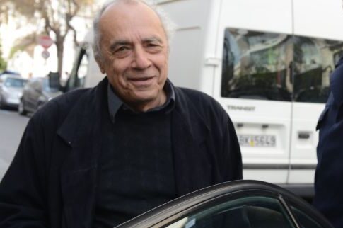 «Επανάσταση» στο Facebook υπέρ της σημαίας που ύψωσε ο Δημήτρης Κολλάτος