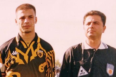 O πολιτικός που... σφυρίζει στη Βουλή!
