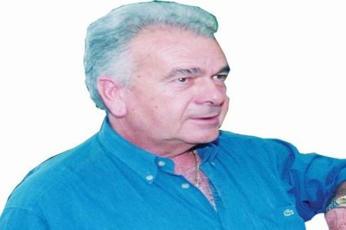 Ελεύθερος για να συνεχίσει τις... business