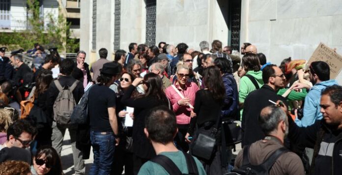 Παράσταση διαμαρτυρίας από ηθοποιούς στον δήμο Αθηναίων για το κλείσιμο θεάτρων