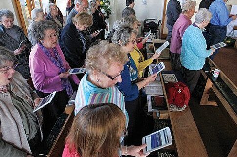 Λειτουργία με... tablets στον ναό απ' το μέλλον