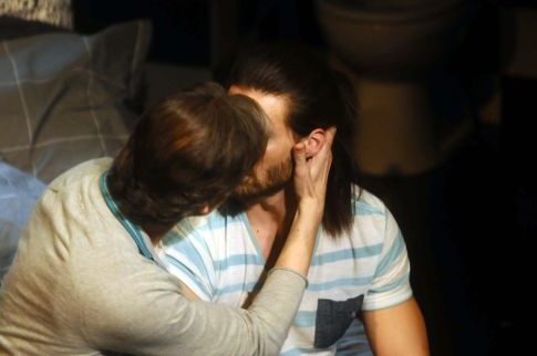 Ενα gay φιλί σε... μαύρη κωμωδία