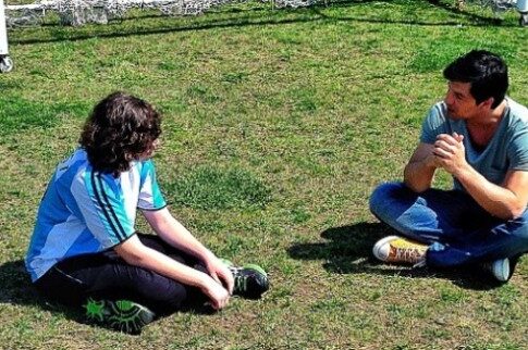 Ο Σάκης Ρουβάς με τους μικρούς «Ηρωες» από τη Θεσσαλονίκη
