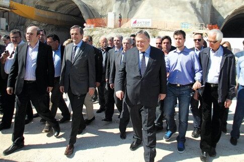 Σήκωσαν τα... μανίκια από την Ολυμπία Οδό