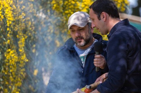 Ο Γρηγόρης με τα παντελόνια κάτω ανάμεσα σε εφευρέτες