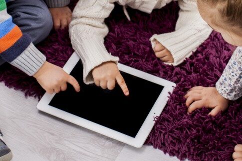 Σήμα κινδύνου για εθισμένα παιδιά σε iPads και smartphones