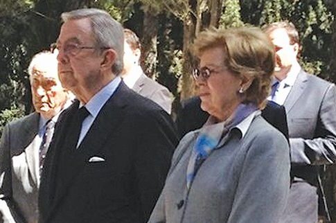 Ο τέως στους τάφους των προγόνων του