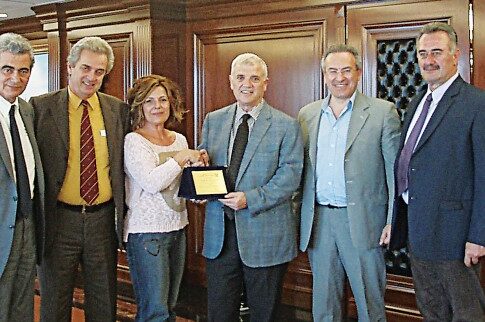 Τιμητική πλακέτα στον Δημήτρη Μελισσανίδη για τη «ζεστή» βοήθειά του