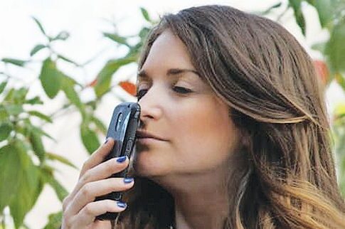 Οι μύτες κολλημένες πάνω στο smartphone