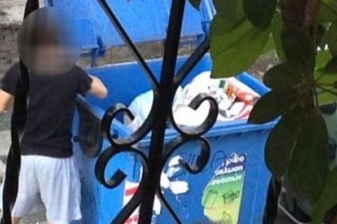 Μαθητής ψάχνει για φαγητό στα σκουπίδια