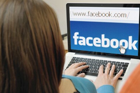 Πληρώνουν για να αγοράσουν φίλους και likes στο Facebook