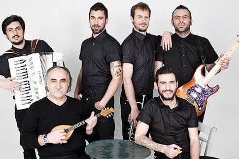 Οι Koza Mostra με μαύρες φούστες!