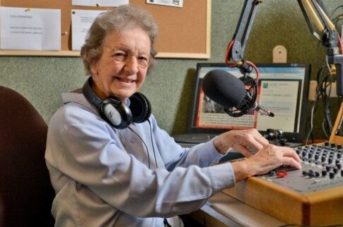 Η καλή μας η γιαγιά είναι μια radio DJ!