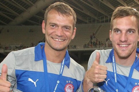 Ψάχνει γερό στήριγμα κάτω από τα δοκάρια