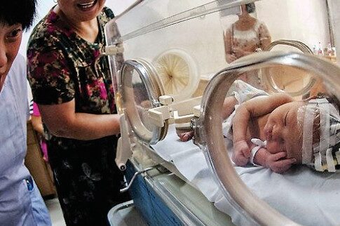 Επεσε στον υπόνομο την ώρα της γέννας, λέει τώρα η μητέρα