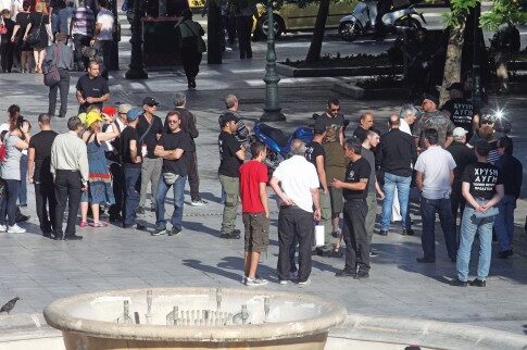 Συσσίτια με προπηλακισμούς, καπνογόνα και στη μέση οι απελπισμένοι της Αθήνας