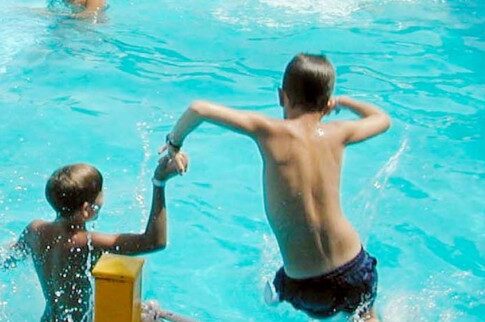 Ολα όσα πρέπει να γνωρίζουμε για τα μικρόβια στις πισίνες!