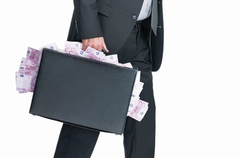 Είχε στο πορτμπαγκάζ 525.000 ευρώ και χρυσά!