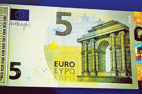 Το νέο χαρτονόμισμα των 5 ευρώ κυκλοφόρησε