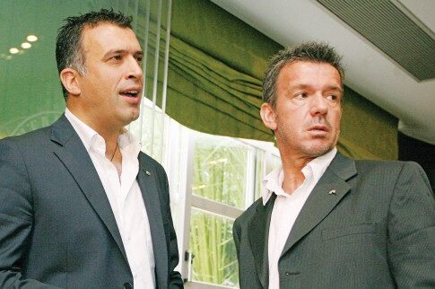To πρώτο... φάουλ της τριανδρίας