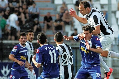 Τον... τούμπαρε μέσα στο σπίτι του