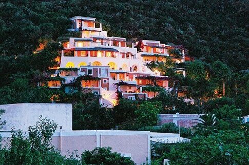 Ηφαιστειακή έκρηξη πολυτέλειας και απόλυτης ξεγνοιασιάς
