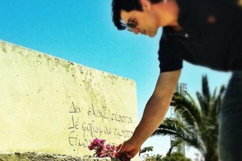 Στον τάφο του Νίκου Καζαντζάκη (στο Ηράκλειο) ο Σάκης Ρουβάς