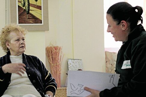 Οι εθελοντές γείτονες που προσφέρουν την... αγάπη τους