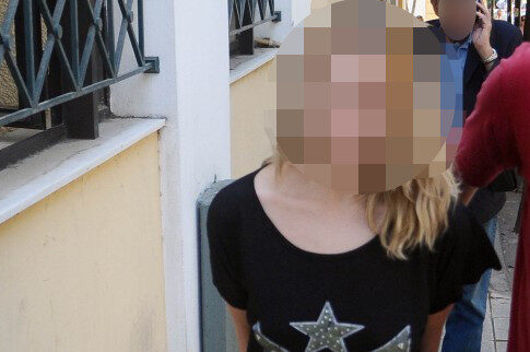 Αμετανόητη η καλλονή με την κόκα και το πολυβόλο