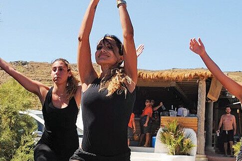 «Επιφοίτηση» με γιόγκα και non stop πάρτι