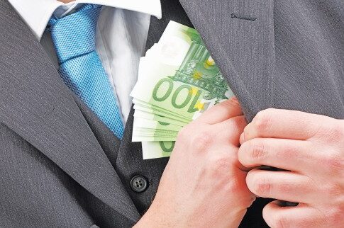 Ταμίας άρπαζε τους μισθούς διπλωματικών υπαλλήλων