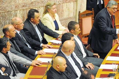 Πρόταση νόμου και επίθεση στη Ρεπούση