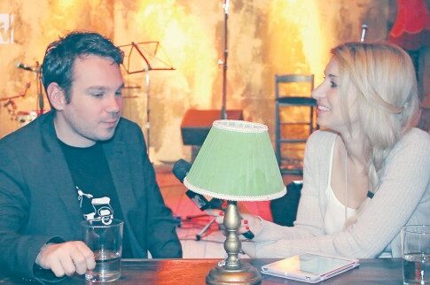 Τα κορίτσια έχουν ραντεβού με καλλιτέχνες