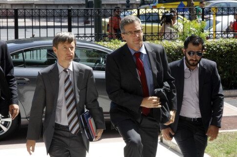 Αναχωρεί για να επιστρέψει με νέες εντολές