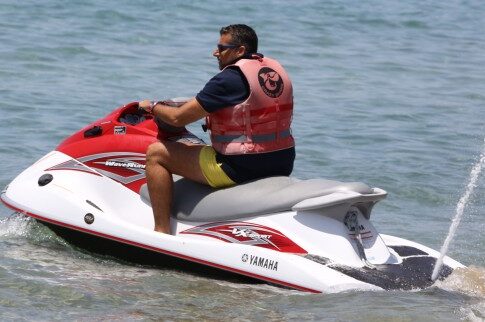 O Λιάγκας σε ρόλο baywatch και η καυτή Φαίη