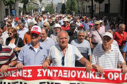 Εκατοντάδες συνταξιούχοι στους δρόμους