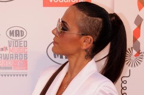 Shaved look η Σπανού και πόρτα η Μερκούρη