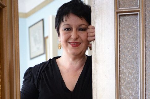 «Μη στέλνετε γλυκά, αλλά γάζες και πάνες»