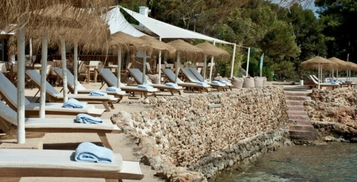 Οι νέες αφίξεις και τα καλύτερα beach bars της Iμπιζα