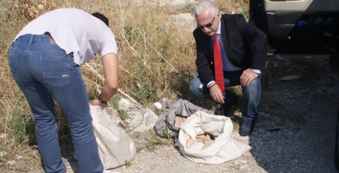 Παρέδωσαν τα «λάφυρά» τους!