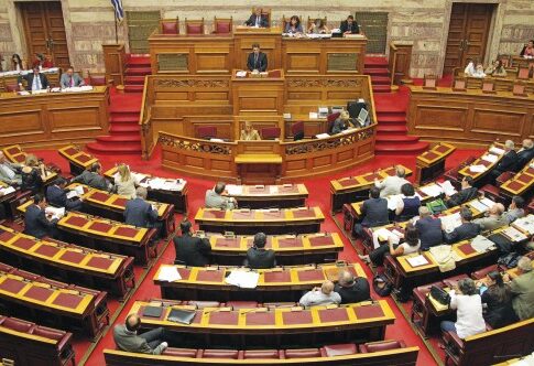 Βουλευτές... παλαιστές στο «ρινγκ» της Βουλής