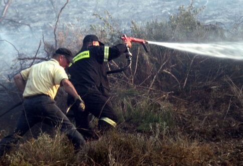 Σε επιφυλακή η Πυροσβεστική μετά την πύρινη λαίλαπα στη Ρόδο