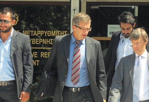 Με άδειες βαλίτσες