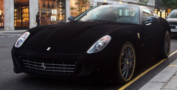 «Εντυσε» τη Ferrari με αληθινό βελούδο!